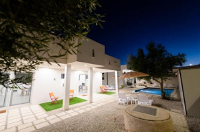 White houses luxury and pool